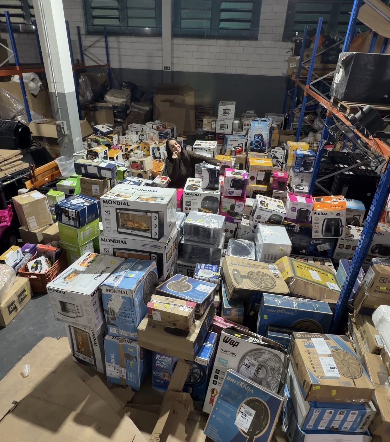 Galpão da Casa dos Lotes com lotes de eletroportáteis e caixas de produtos